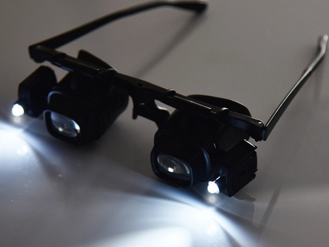 LED világítással ellátott nagyítók részletes munkákhoz