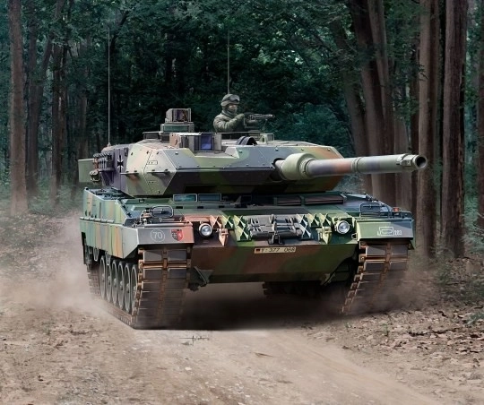 Leopard 2A6/A6NL műanyag modell