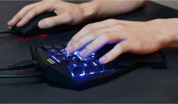 Mechanikus billentyűk LED-háttérvilágítással