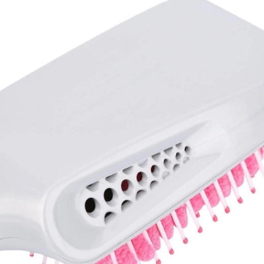 Fésülés és szárítás kombinációja