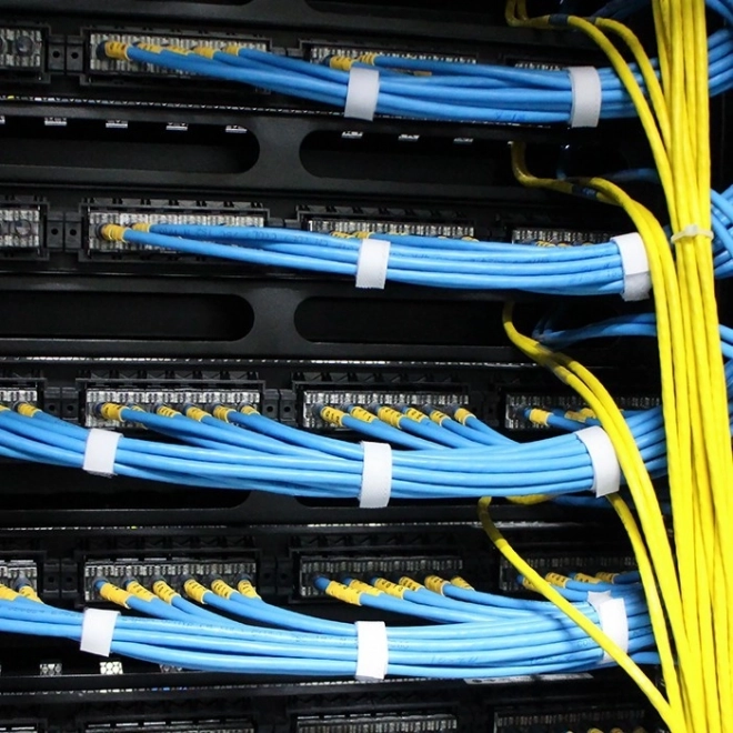 19 hüvelykes rack szekrény kábelrendező 24 porttal