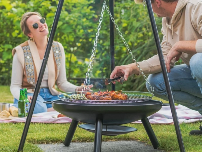 Nagy kerti kandalló háromlábú állványon függő grillráccsal