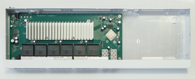 24 portos Gigabit Ethernet átjáró 2xSFP+ porttal