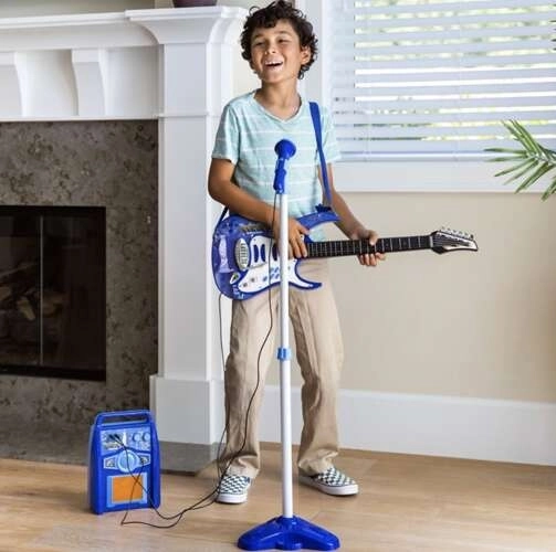 Elektromos gitár mikrofon és erősítővel gyerekeknek