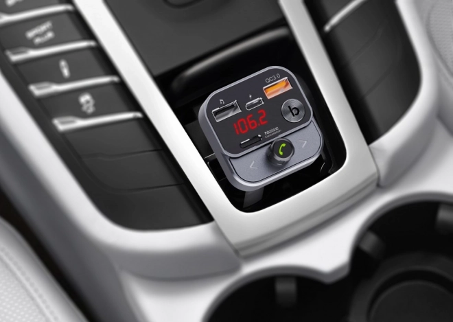 Bluetooth autós FM adó LCD kijelzővel