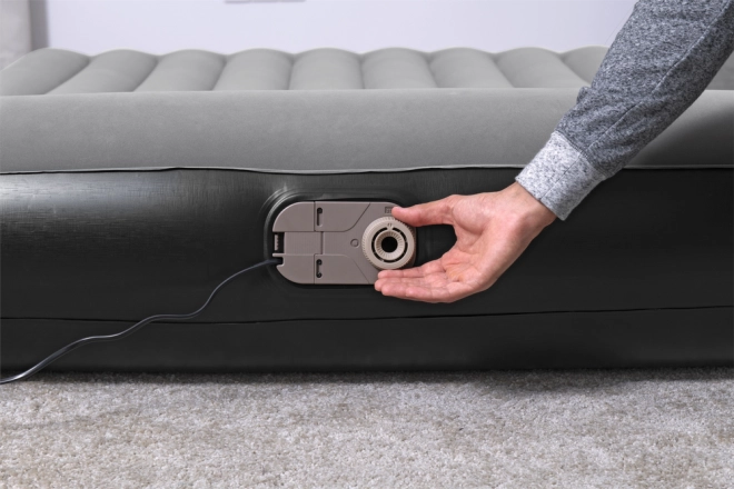 Beépített elektromos pumpa a gyors felfújáshoz