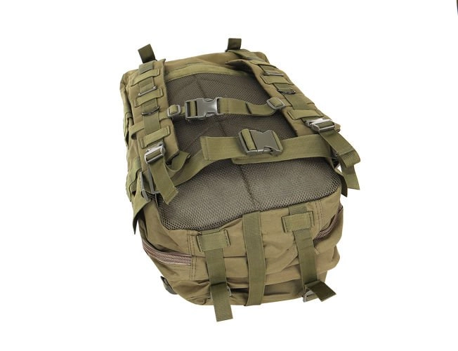 Sok rekesz és MOLLE rendszer