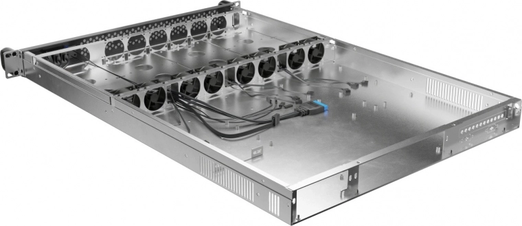 Fejlett hűtés: 8× 40 mm PWM alacsony zajszinttel