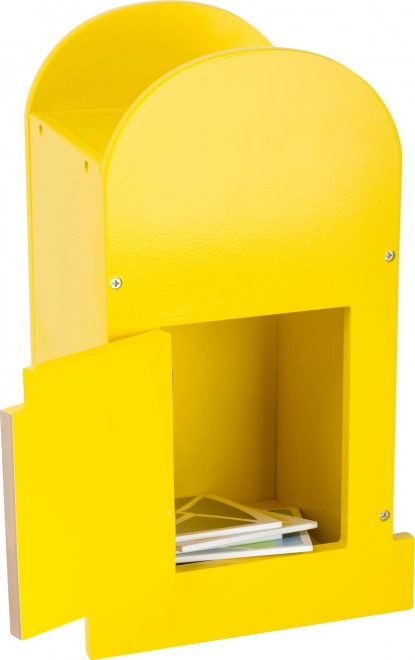 Fából készült postaláda levelekkel
