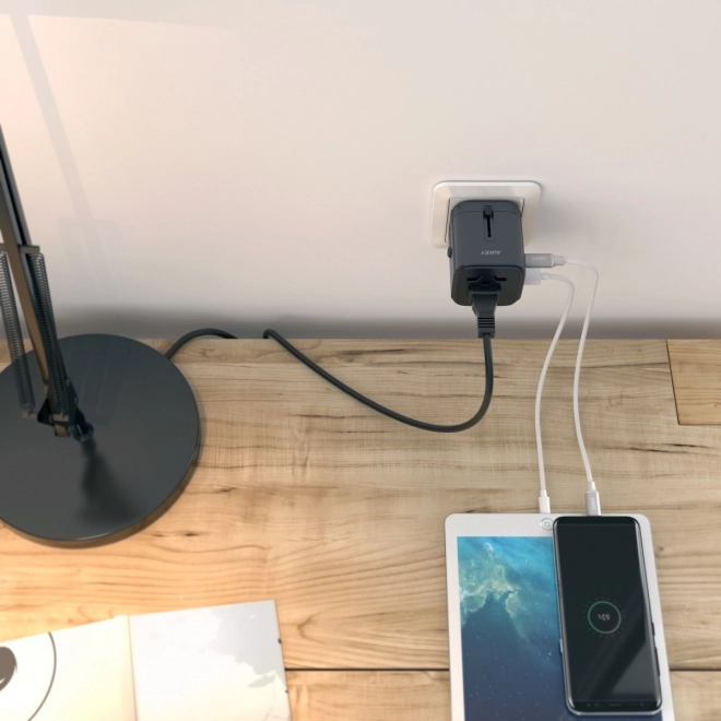 Aukey univerzális utazó adapter, fekete