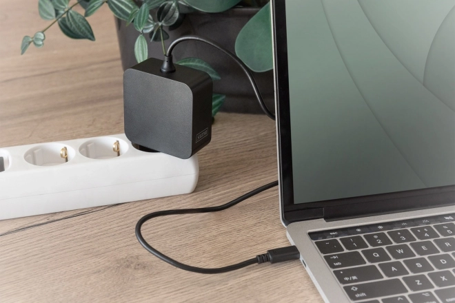 Fali töltő 65W-os USB-C kábellel, fekete