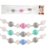 Függő játék babakocsira virágokkal és golyócskákkal