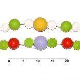 Babasétáló lánc virágokkal és golyókkal